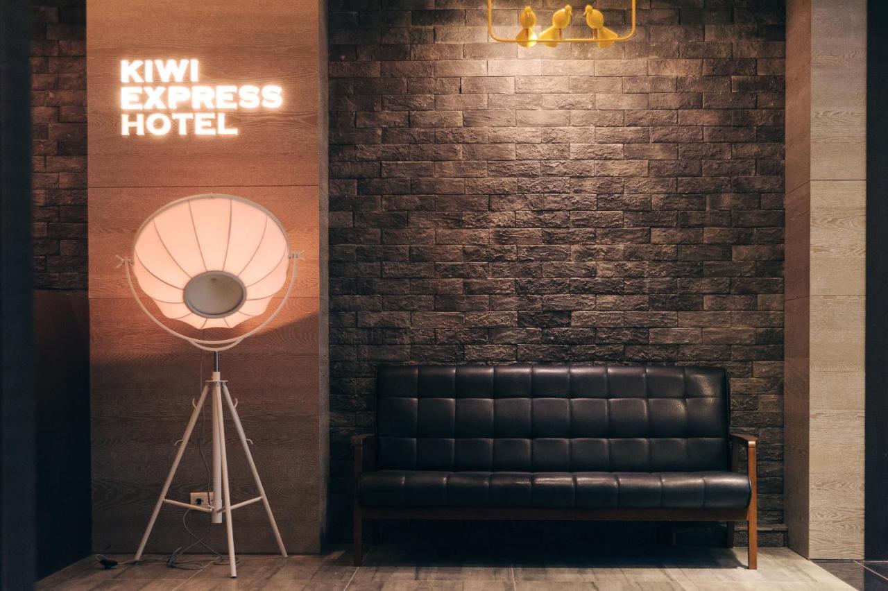 Kiwi Express Hotel-Taichung Station II Luaran gambar